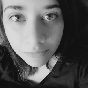 <p>Ana Beatriz, 25. Apaixonada por livros e crê que boas histórias conectam pessoas, por isso mergulhou na comunicação. Gosta
de encarar o mundo com sensibilidade e de entender como funciona o mundo ao seu redor. Curiosa profissional, gamer aos finais
de semana e viciada em música. Apesar de ser pisciana, adora a adrenalina de prazos apertados e não dispensa desafios. Acredita
que a arte é o que nos move e busca diariamente exercer a arte de comunicar.</p> equipe