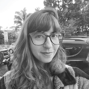<p>Há mais de 12 anos no atendimento publicitário, ajudando a transformar ideias 'malucas' em projetos tangíveis.<br/>
Sou formada em Marketing, apaixonada por gente e geminiana raiz: comunicativa, curiosa e com dificuldade em escolher um único assunto.<br/>
Motoqueira, mãe de pet, metaleira e musicista. Uma mistura de briefing, música e caos organizado.</p> equipe