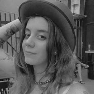 <p>Jornalista, especialista em Marketing Digital e Branded Content, além de gestora de um time incrível que me enche de orgulho sempre.<br/>
Sou apaixonada por rolês na natureza, gatos, cerveja artesanal, pessoas inteligentes e boas conversas.</p> equipe